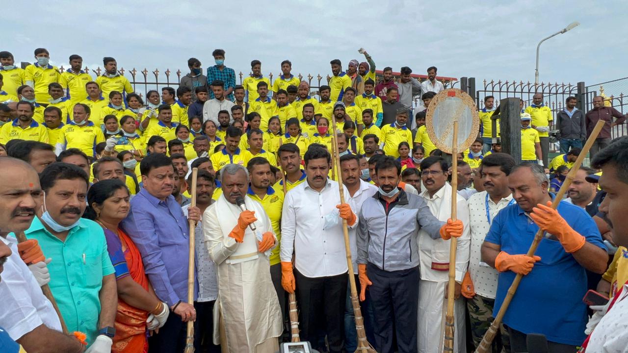 ಚಾಮುಂಡಿಬೆಟ್ಟ ಸ್ವಚ್ಛತಾ ಕಾರ್ಯಕ್ಕೆ ಸಚಿವ ಎಸ್.ಟಿ.ಸೋಮಶೇಖರ್ ಚಾಲನೆ…