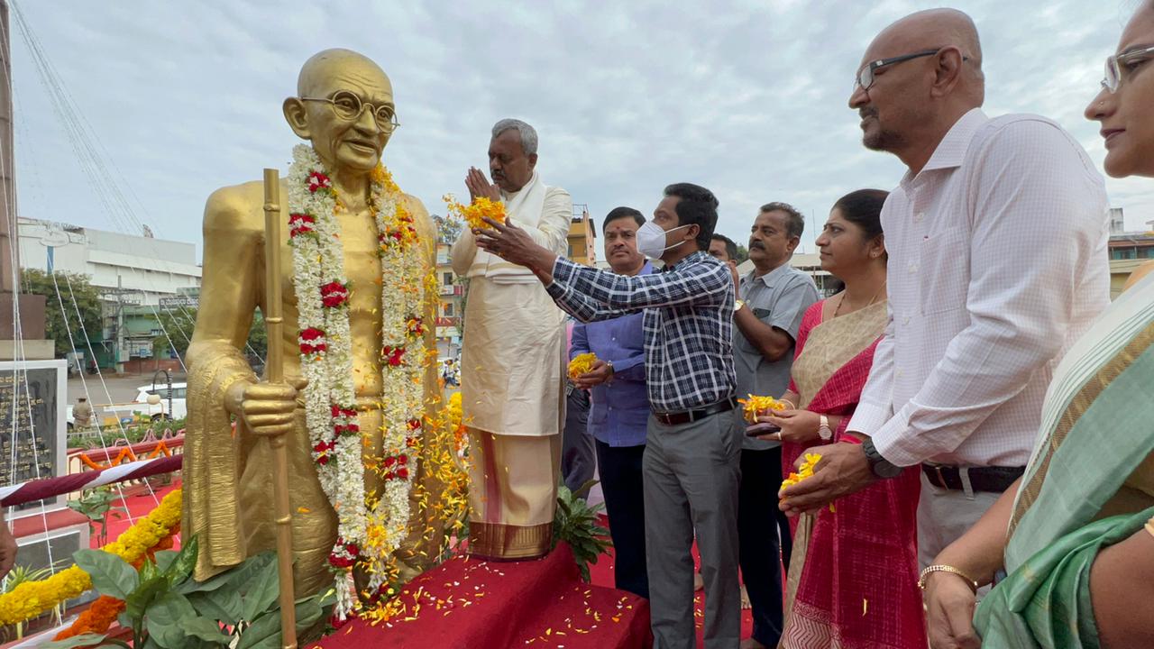 ಮಹಾತ್ಮ ಗಾಂಧೀಜಿ ಜನ್ಮ ದಿನಾಚರಣೆ…ಸಚಿವ ಎಸ್.ಟಿ.ಎಸ್.ರಿಂದ ಗಾಂಧಿ ಪ್ರತಿಮೆಗೆ ಮಾಲಾರ್ಪಣೆ ಮಾಡಿ ಆಚರಣೆ…