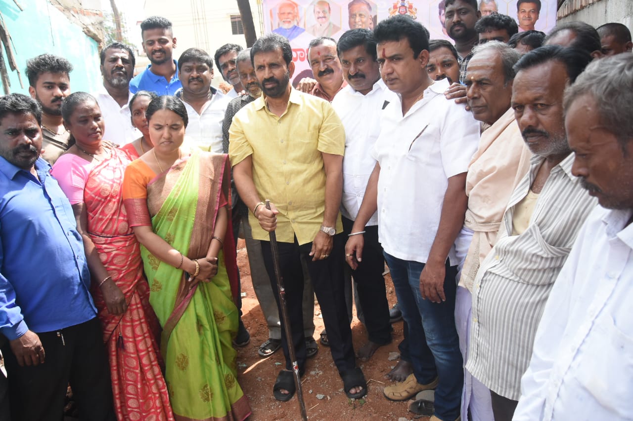 ಮೈಸೂರುದಿನಾಂಕ: 09-10-2022 ರ ಭಾನುವಾರದಂದು ಬೆಳಿಗ್ಗೆ: 10.00 ಗಂಟೆಗೆ ಕುಂಬಾರಕೊಪ್ಪಲು ಕಾಲೋನಿಯ ಡಾ: ಬಿ.ಆರ್.ಅಂಬೇಡ್ಕರ್ ಪ್ರತಿಮೆ / ಸಮುದಾಯಭವನದ ಪಕ್ಕದಲ್ಲಿ ಕರ್ನಾಟಕ ಕೊಳಗೇರಿ ಅಭಿವೃದ್ದಿ ಮಂಡಳಿ ವತಿಯಿಂದ ಮನೆಗಳ ನಿರ್ಮಾಣದ ಕಾಮಗಾರಿಗಳಿಗೆ ಚಾಮರಾಜ ವಿಧಾನಸಭಾ ಕ್ಷೇತ್ರದ ಮಾನ್ಯ ಶಾಸಕರಾದ ಶ್ರೀ ಎಲ್.ನಾಗೇಂದ್ರ ರವರು
