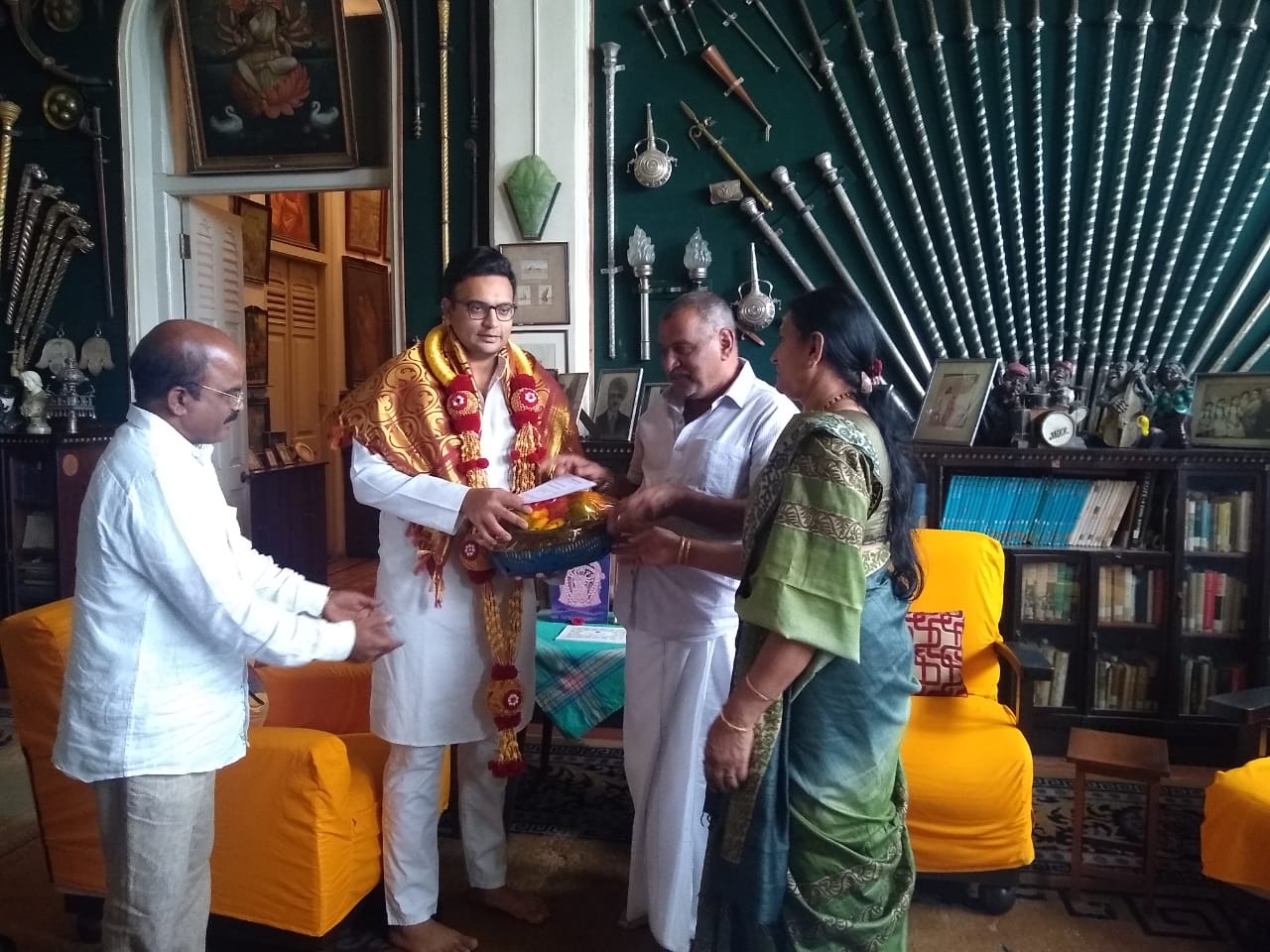 ಯದಯವೀರ್ ಭೇಟಿ ಮಾಡಿದ ಸಚಿವ ಮಾಧುಸ್ವಾಮಿ… ಬೋರನ ಕಣಿವೆ ಜಲಾಶಯಕ್ಕೆ ಬಾಗಿನ ಸಮರ್ಪಣೆ ಕಾರ್ಯಕ್ರಮಕ್ಕೆ ಆಹ್ವಾನ…