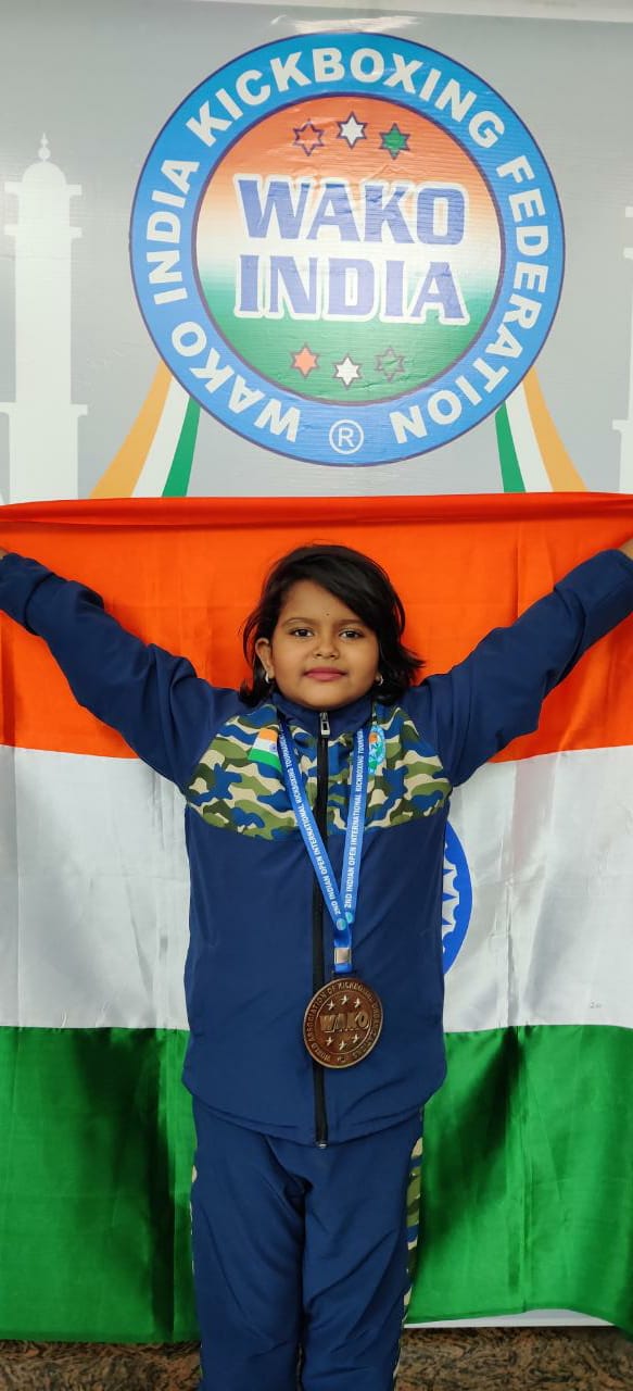 ಅಂತರರಾಷ್ಟ್ರೀಯ ಕಿಕ್ ಬಾಕ್ಸಿಂಗ್ ಚಾಂಪಿಯನ್ಶಿಪ್ನಲ್ಲಿ ಪದಕ ಗೆದ್ದ ಕರ್ನಾಟಕದ ಮೊದಲ ಕಿರಿಯ ಮಹಿಳಾ ಹೋರಾಟಗಾರ್ತಿ ಮತ್ತು ಕಿಕ್ಬಾಕ್ಸಿಂಗ್ನಲ್ಲಿ ಮೊದಲ ಪದವಿ ಕಪ್ಪು ಪಟ್ಟಿಯನ್ನು ಪಡೆದ ಶ್ರೇಷ್ಟ ಶಂಕರ್.