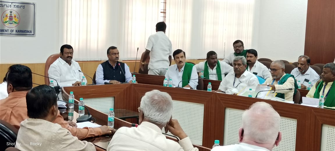 ಕಬ್ಬಿನ ಬೆಲೆ ನಿಗದಿಗೆ ಭರವಸೆ ಹಿನ್ನಲೆ…ಅಹೋರಾತ್ರಿ ಧರಣಿ ಕೈಬಿಟ್ಟ ಅನ್ನದಾತರು…