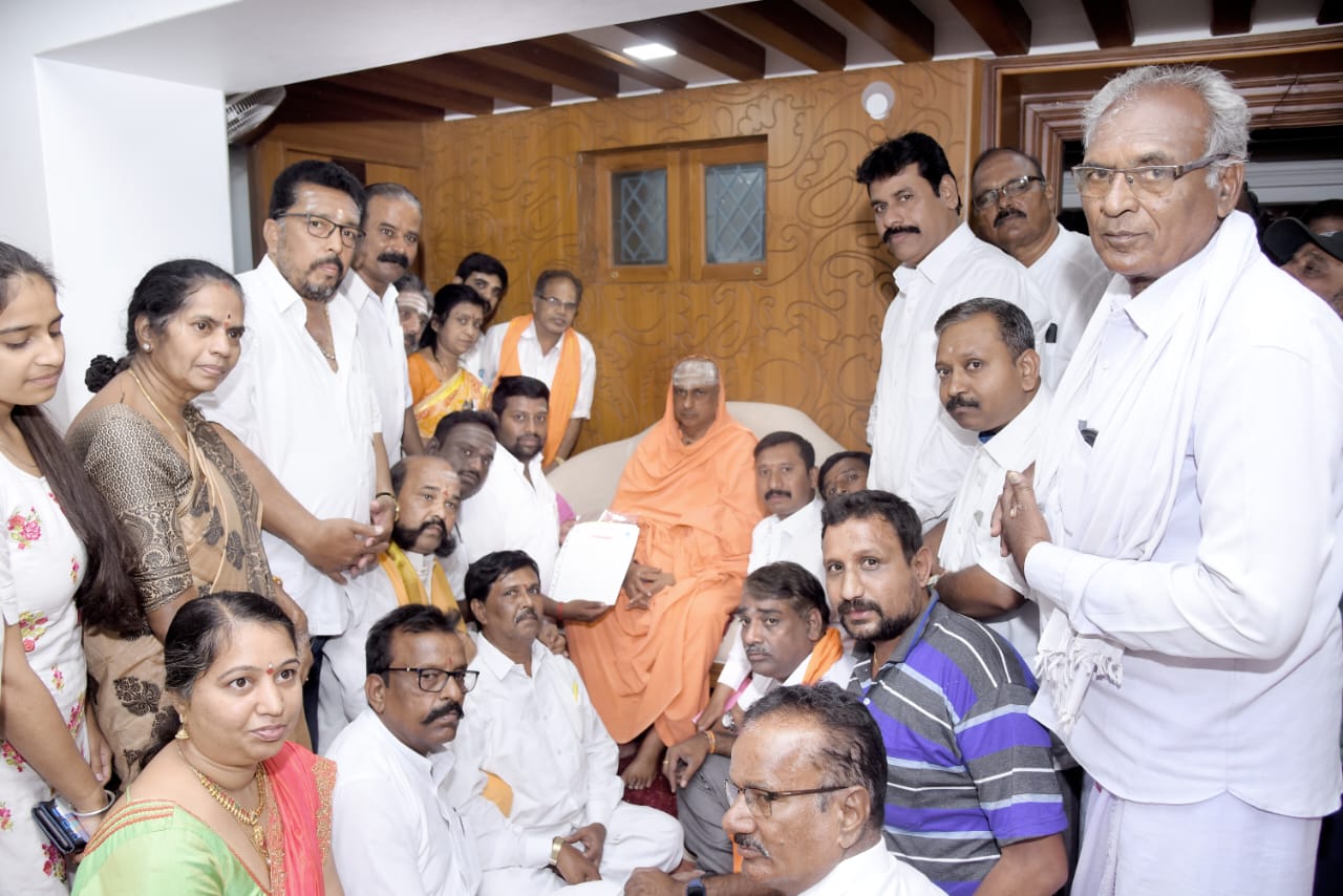 ಬಸವ ಬಳಗ ಚಾಮುಂಡಿಪುರಂ ಸಂಘದ ಸದಸ್ಯತ್ವ ನೊಂದಣಿ ಕಾರ್ಯಕ್ರಮಕ್ಕೆ ಸುತ್ತೂರು ಜಗದ್ಗುರುಗಳಾದಂತ ಶ್ರೀ ಶ್ರೀ ಶ್ರೀ ಶಿವರಾತ್ರಿ ದೇಶಿಕೇಂದ್ರ ಮಹಾಸ್ವಾಮಿಜಿಯವರು ಚಾಲನೆ ನೀಡಿದರು