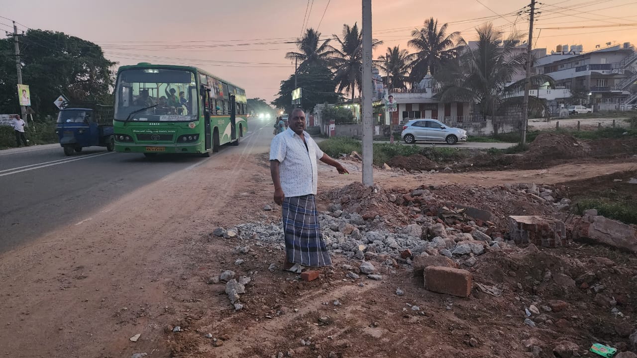 ರಾತ್ರೋ ರಾತ್ರಿ ಬಸ್ ತಂಗುದಾಣ ಡೆಮಾಲಿಷ್…ಸಾರ್ವಜನಿಕರ ಆಕ್ರೋಷ…
