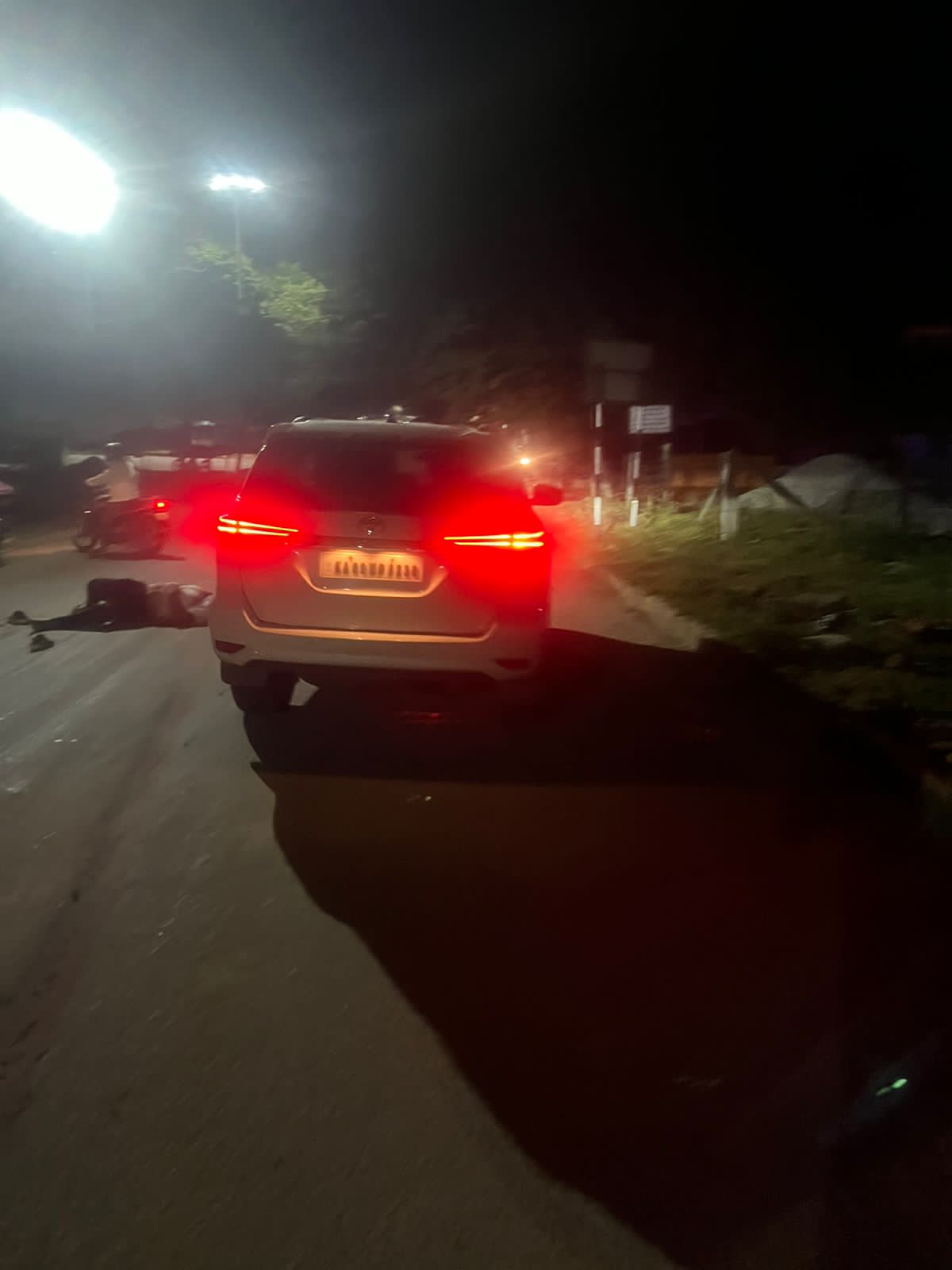 ನೋಡ್ಕೊಂಡು ಕಾರ್ ಓಡಿಸಿ ಎಂದಿದ್ದೇ ತಪ್ಪಾಯ್ತು…ಮೂವರು ಯುವಕರ ಮೇಲೆ ಕಾರು ಹರಿಸಿದ ತಂದೆ ಮಗ…