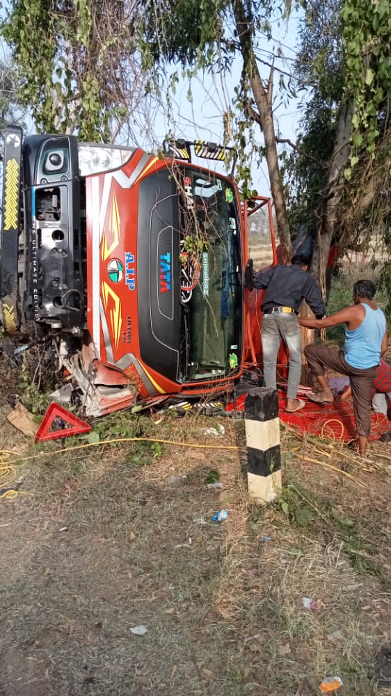 ವಿದ್ಯುತ್ ಕಂಬದ ಬಳಿ ಉರುಳಿಬಿದ್ದ ಟ್ರಕ್…ತಪ್ಪಿದ ಅನಾಹುತ…
