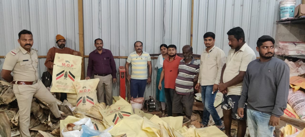 ಮೈಸೂರಿನಲ್ಲಿ ನಕಲಿ ರಸಗೊಬ್ಬರ ತಯಾರಿಕಾ ಘಟಕ ಪತ್ತೆ…ಕೃಷಿ ಅಧಿಕಾರಿಗಳ ದಾಳಿ…