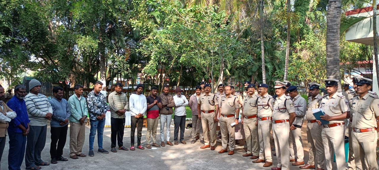 ಮೈಸೂರಿನ ಡ್ರಗ್ಸ್ ಪೆಡ್ಲರ್ ಗಳಿಗೆ ಖಾಕಿ ಡ್ರಿಲ್…ಅಕ್ರಮ ಚಟುವಟಿಕೆಯಲ್ಲಿ ಭಾಗಿಯಾಗದಂತೆ ಖಡಕ್ ವಾರ್ನಿಂಗ್…