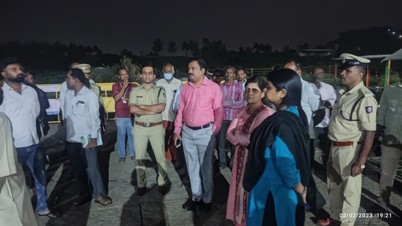 ಮಾಘ ಹುಣ್ಣಿಮೆ ಜಿಲ್ಲಾಧಿಕಾರಿಗಳಿಂದ ಪರಿಶೀಲನೆಶ್ರೀರಂಗಪಟ್ಟಣದ ಶ್ರೀ ನಿಮಿಷಾಂಭ ದೇವಸ್ಥಾನದಲ್ಲಿ ಫೆಬ್ರವರಿ 5 ರಂದು ನಡೆಯಲಿರುವ ಮಾಘ ಶುದ್ಧ ಹುಣ್ಣಿಮೆಯಲ್ಲಿ ಲಕ್ಷಾಂತರ ಭಕ್ತಾದಿಗಳು ಭಾಗವಹಿಸುವ ಹಿನ್ನೆಲೆಯಲ್ಲಿ ಇಂದು ಜಿಲ್ಲಾಧಿಕಾರಿ ಡಾ: ಹೆಚ್ ಎನ್ ಗೋಪಾಲ ಕೃಷ್ಣ ಅವರು ಬೇಟಿ ನೀಡಿ ಪರಿಶೀಲನೆ ನಡೆಸಿದರು.