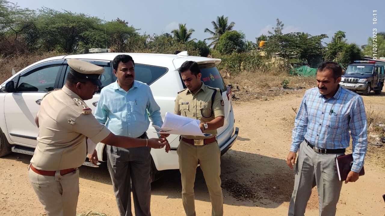 ಮಾನ್ಯ ಪ್ರಧಾನಮಂತ್ರಿಗಳು ಮಾಚ್೯ 11 ರಂದು ವಿವಿಧ ಕಾರ್ಯಕ್ರಮಗಳಲ್ಲಿ ಭಾಗವಹಿಸಲು ಮಂಡ್ಯ ಜಿಲ್ಲೆಗೆ ಆಗಮಿಸುತ್ತಿರುವ ಹಿನ್ನೆಲೆಯಲ್ಲಿ ಗೆಜ್ಜಲಗೆರೆ ಕಾಲೋನಿಗೆ ಜಿಲ್ಲಾಧಿಕಾರಿ ಡಾ: ಹೆಚ್ ಎನ್ ಗೋಪಾಲಕೃಷ್ಣ ಅವರು ಭೇಟಿ ನೀಡಿ ಪರಿಶೀಲನೆ ನಡೆಸಿದರು.