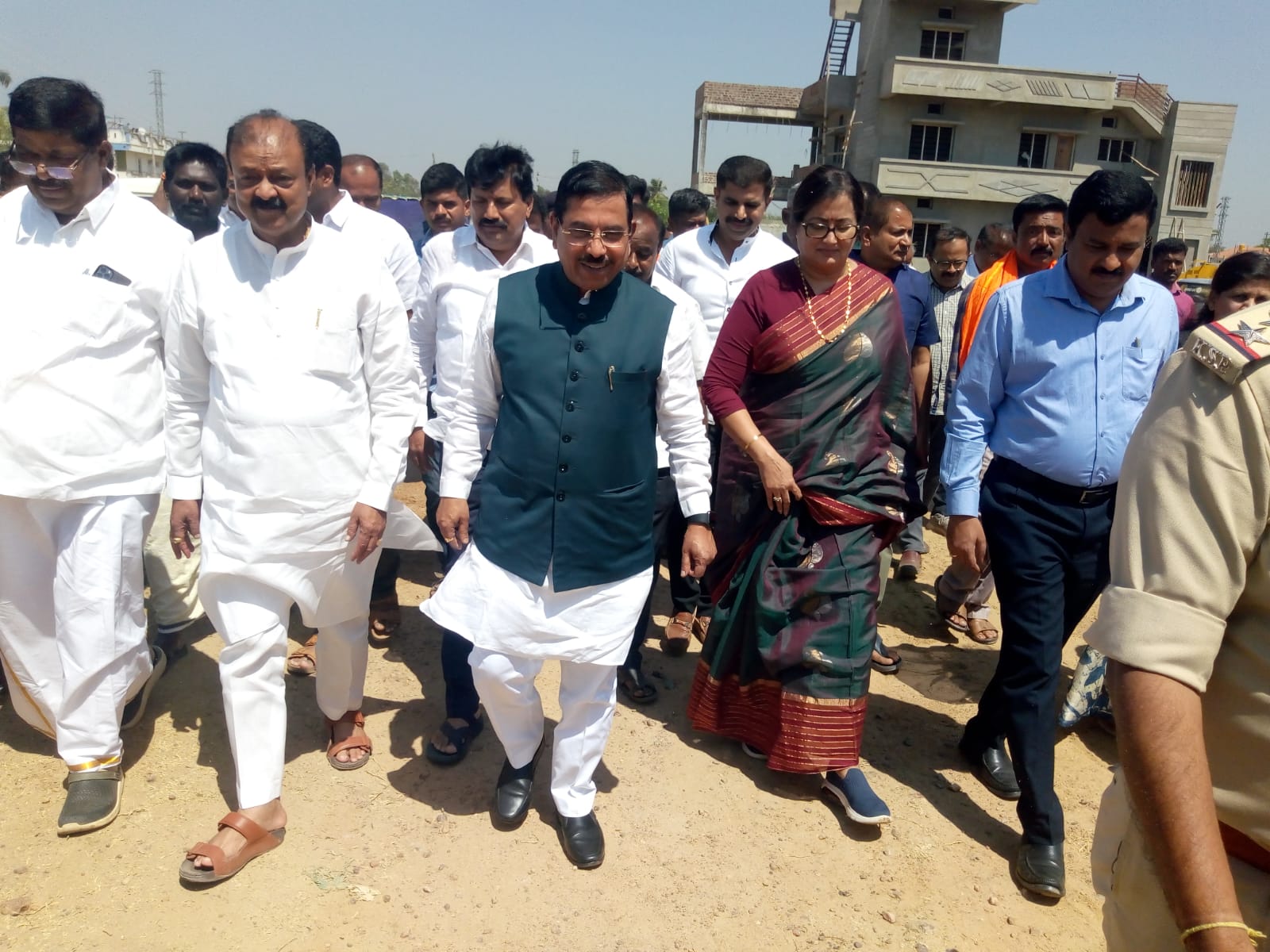 ಮಾನ್ಯ ಪ್ರಧಾನಮಂತ್ರಿಗಳು ವಿವಿಧ ಕಾರ್ಯಕ್ರಮಗಳಲ್ಲಿ ಭಾಗವಹಿಸಲು ಮಂಡ್ಯ ಜಿಲ್ಲೆಗೆ ಆಗಮಿಸುತ್ತಿರುವ ಹಿನ್ನೆಲೆಯಲ್ಲಿ ಗೆಜ್ಜಲಗೆರೆ ಕಾಲೋನಿಗೆ ಕೇಂದ್ರ ಸಂಸದೀಯ ವ್ಯವಹಾರಗಳು, ಕಲ್ಲಿದ್ದಲು,ಮತ್ತು ಗಣಿ ಸಚಿವರಾದ ಪ್ರಹ್ಲಾದ್ ಜೋಶಿ ಅವರು ಇಂದು ಭೇಟಿ ನೀಡಿ ಪರಿಶೀಲನೆ ನಡೆಸಿದರು.