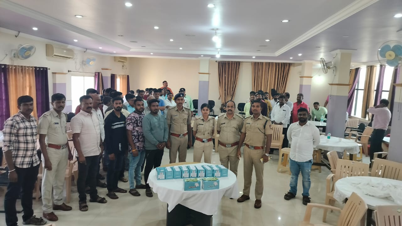 ಮಂಡ್ಯಾ ಸ್ಪೋರ್ಟ್ಸ್ ಕ್ಲಬ್ ಮೇಲೆ ಪೊಲೀಸರ ದಾಳಿ…ಪಣಕ್ಕೆ ಇಡಲಾಗಿದ್ದ 18 ಲಕ್ಷ ನಗದು ವಶ…55 ಜೂಜುಕೋರರ ಬಂಧನ…