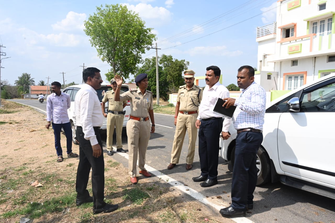 ವೈರಮುಡಿ: ಜಿಲ್ಲಾಧಿಕಾರಿಗಳಿಂದ ಪರಿಶೀಲನೆಮೇಲುಕೋಟೆಯಲ್ಲಿ ಮಾಚ್೯ 27 ರಿಂದ ಏಪ್ರಿಲ್ 8 ರವರೆಗೆ ನಡೆಯಲಿರುವ ವೈರಮುಡಿ ಬ್ರಹ್ಮೋತ್ಸವಕ್ಕೆ ಮಾಡಿಕೊಂಡಿರುವಬಗ್ಗೆ ಜಿಲ್ಲಾಧಿಕಾರಿ ಡಾ: ಹೆಚ್.ಎನ್ ಗೋಪಾಲಕೃಷ್ಣ ಅವರು ಸ್ಥಳ ಪರಿಶೀಲನೆ ನಡೆಸಿದರು.