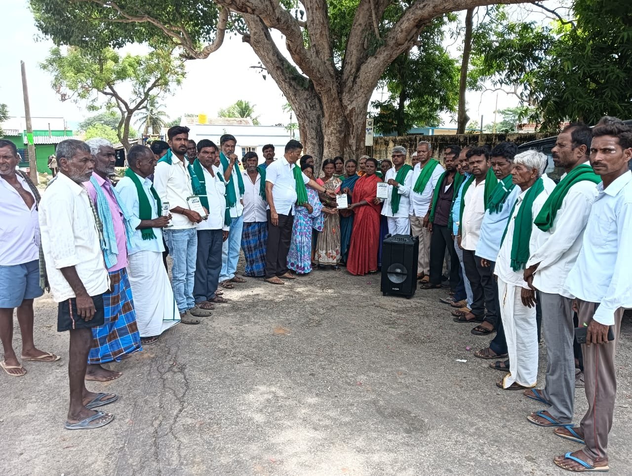 ರೈತರನ್ನು ಉಳಿಸಲು ಏನು ಮಾಡುತ್ತೀರಿ…ಬಿಜೆಪಿ ಗೆ ಅನ್ನದಾತನ ಪ್ರಶ್ನೆ…ಮನೆ ಮನೆಗೆ ಕರಪತ್ರ ಹಂಚಿ ಅಭಿಯಾನ…