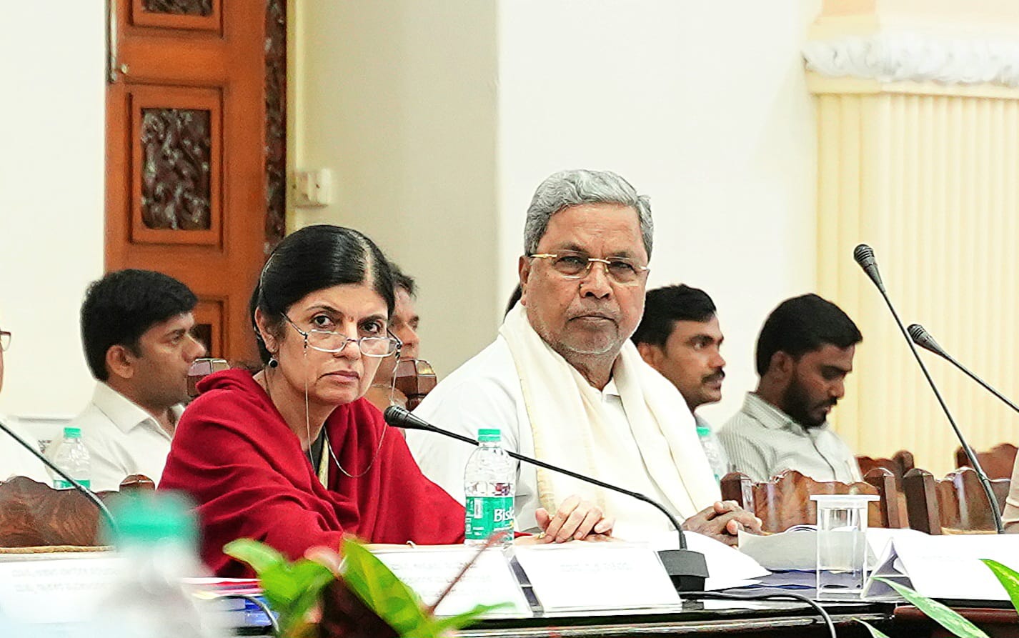 ಗ್ರಾಮ ಲೆಕ್ಕಿಗರು ಪಂಚಾಯ್ತಿಗಳಲ್ಲೇ ಕುಳಿತು ಕಾರ್ಯ ನಿರ್ವಹಿಸಬೇಕು: ಸಿಎಂ ಸೂಚನೆ
