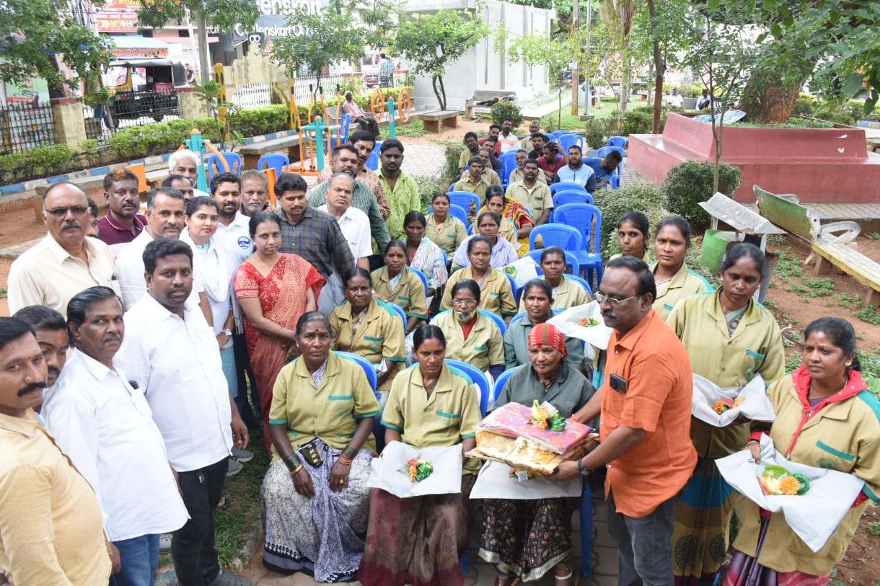 ಪೌರ ಬಂಧುಗಳಿಗೆ ಬಾಗೀನ ಸಮರ್ಪಣೆಪಾಲಿಕೆ ಆಡಳಿತಪಕ್ಷದ ನಾಯಕ ಮ.ವಿ. ರಾಮಪ್ರಸಾದ್ ಅವರ ವಾರ್ಡ್ ನಲ್ಲಿ ಸೇವಾ ಕಾರ್ಯ