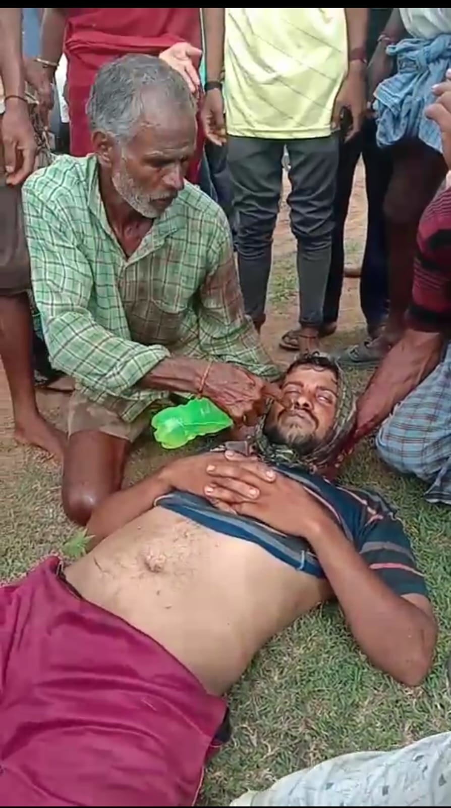 ರೈತನ ಮೇಲೆ ಹುಲಿದಾಳಿ…ಸ್ಥಳೀಯರ ಕೂಗಾಟದಿಂದ ಬಚಾವ್…