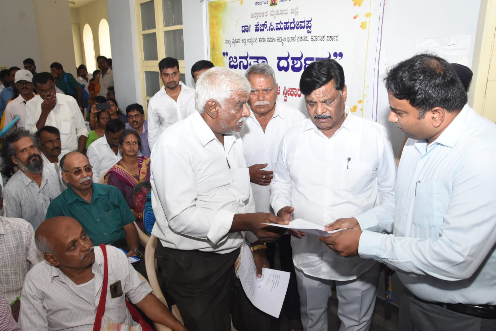ಜನತಾ ದರ್ಶನ:ಡಾ.ಹೆಚ್.ಸಿ.ಎಂ.ನೇತೃತ್ವದಲ್ಲಿ ಕಾರ್ಯಕ್ರಮ… ಅಹವಾಲುಗಳ ಸುರಿಮಳೆ…