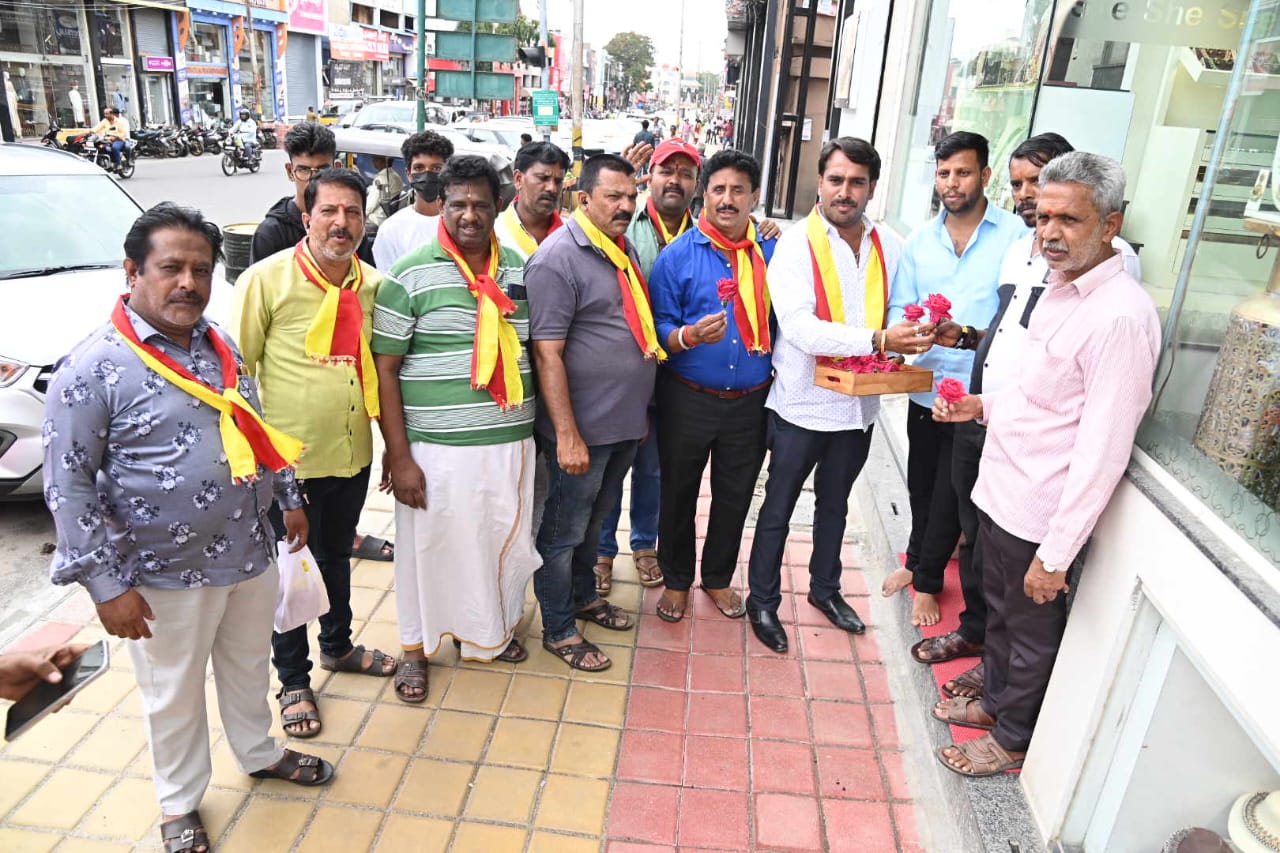 ಬಂದ್ ಗೆ ಬೆಂಬಲಿಸಿ…ವಿಷ್ಣುಸೇನಾ ಸಮಿತಿಯಿಂದ ವ್ಯಾಪಾರಸ್ಥರಿಗೆ ಗುಲಾಬಿ ಹೂ ನೀಡಿ ಮನವಿ…