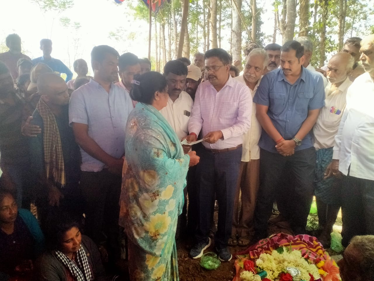 ಆನೆ ತುಳಿತಕ್ಕೆ ವ್ಯಕ್ತಿ ಬಲಿ ಪ್ರಕರಣ…15 ಲಕ್ಷ ಪರಿಹಾರ ಚೆಕ್ ವಿತರಣೆ…