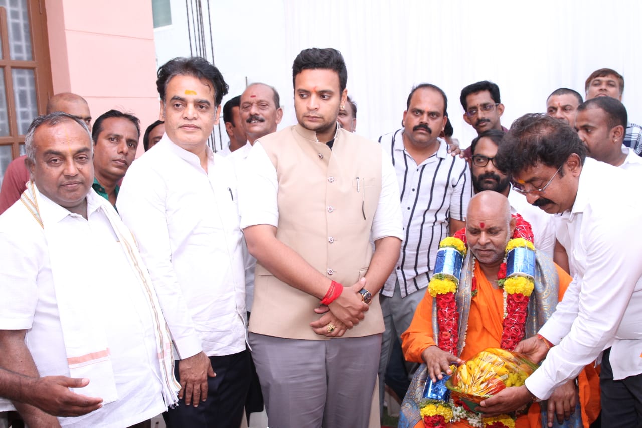 ಕಾಗಿನೆಲೆ ಶಿವಾನಂದಪುರಿ ಶ್ರೀಗಳ ಆಶೀರ್ವಾದ ಪಡೆದ ಯದುವೀರ್,ಬಾಲರಾಜ್…ಮೈಸೂರು,ಮಾ20,Tv10 ಕನ್ನಡ