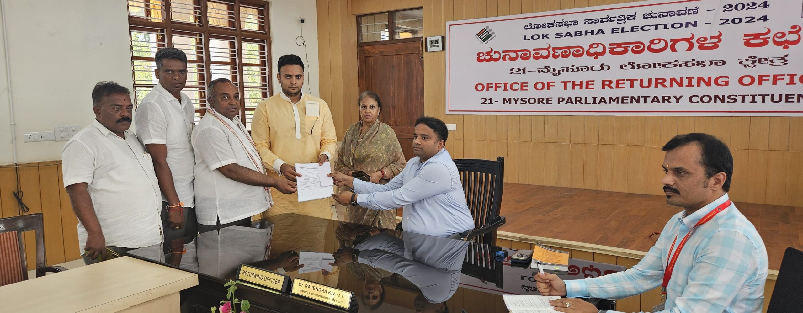 ನಾಮಪತ್ರ ಸಲ್ಲಿಸಿದ ಬಿಜೆಪಿ ಅಭ್ಯರ್ಥಿ ಯದುವೀರ್…ಜ್ಯೋತಿಷಿಗಳ ಸೂಚನೆ ಮೇರೆಗೆ ಸಲ್ಲಿಕೆ…