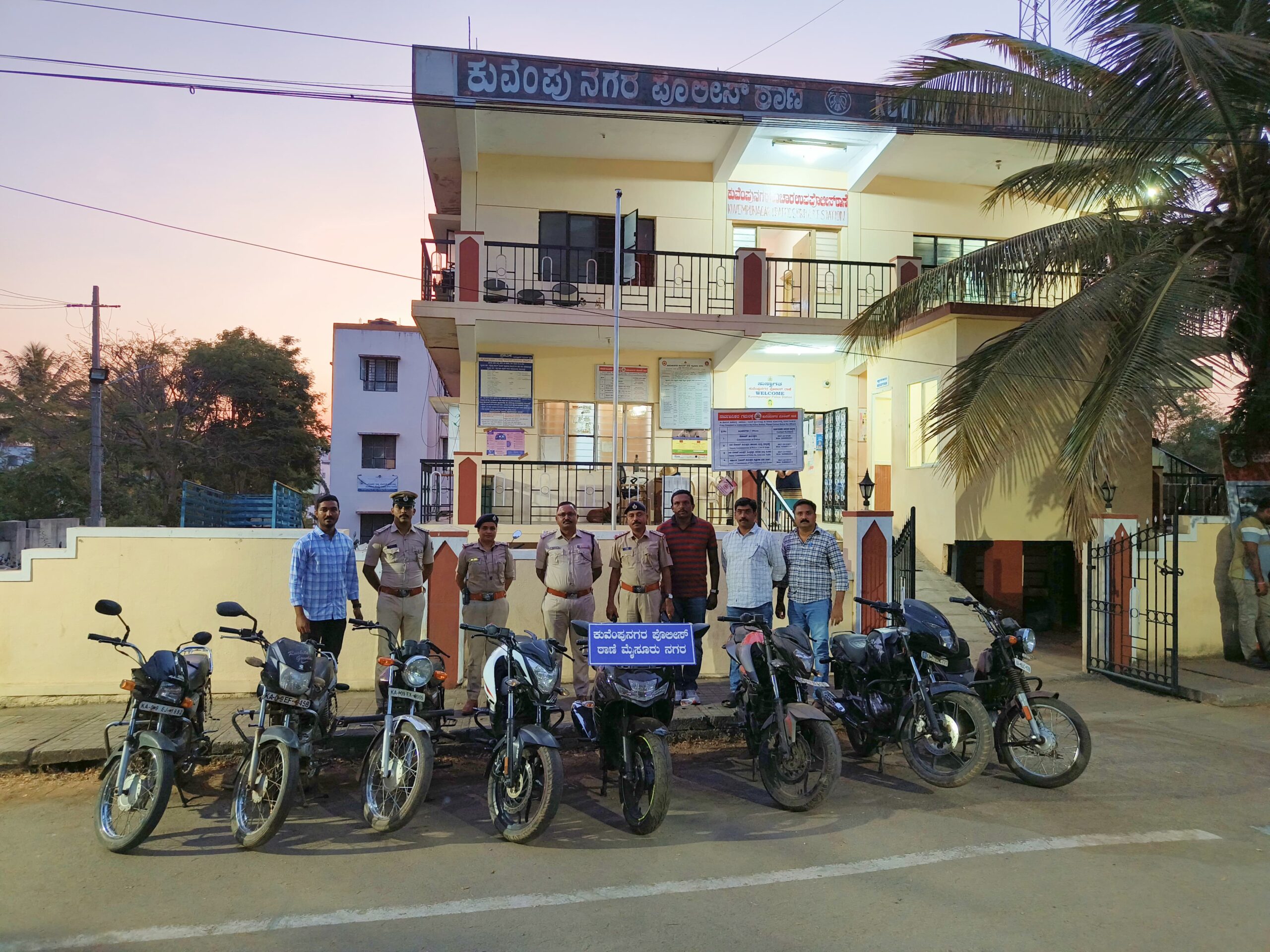 ಕುವೆಂಪುನಗರ ಠಾಣೆ ಪೊಲೀಸರ ಯಶಸ್ವಿ ಕಾರ್ಯಾಚರಣೆ…ಬೈಕ್ ಕಳ್ಳನ ಬಂಧನ…6.14 ಲಕ್ಷ ಮೌಲ್ಯದ 8 ಬೈಕ್ ಗಳು ವಶ…