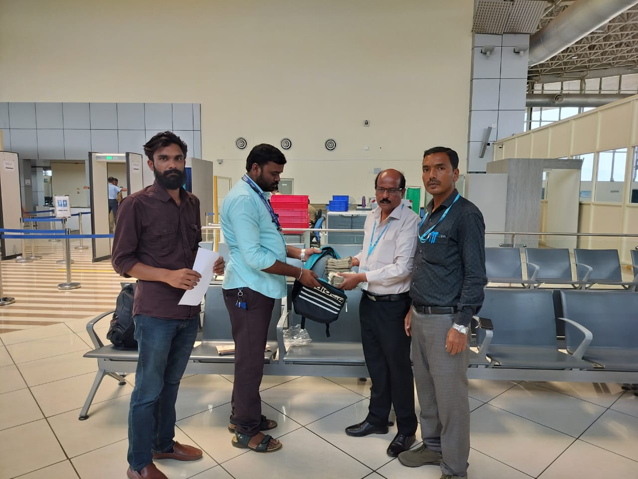 ದಾಖಲಾತಿ ಇಲ್ಲದ 5.5 ಲಕ್ಷ ಜಪ್ತಿ…ಮಂಡಕಳ್ಳಿ ವಿಮಾನ ನಿಲ್ದಾಣ ಚೆಕ್ ಪೋಸ್ಟ್ ನಲ್ಲಿ ವಶ…