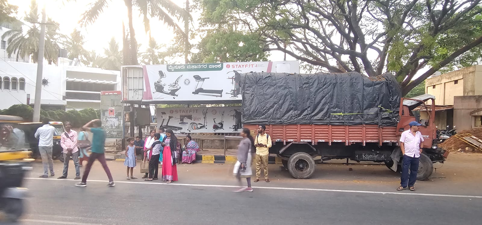 ಬಸ್ ತಂಗುದಾಣವನ್ನೇ ನುಂಗಿದ ಅಪಘಾತಕ್ಕೆ ಸಿಲುಕಿದ ವಾಹನ…ಕಣ್ಮುಚ್ಚಿ ಕುಳಿತ ಸಂಚಾರಿ ಪೊಲೀಸರು…