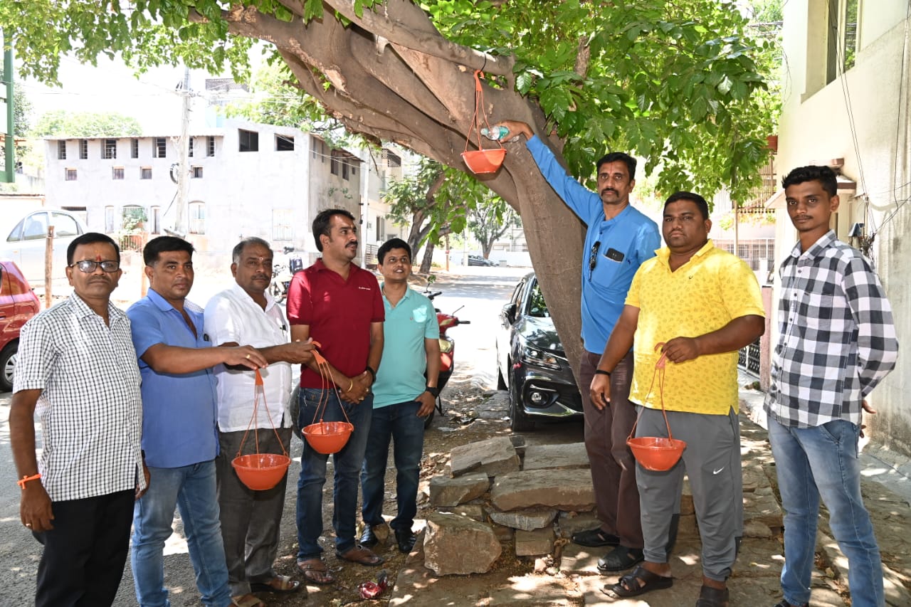 ಪಕ್ಷಿಗಳಿಗೆ ನೀರಿನ ವ್ಯವಸ್ಥೆ…ಕೆಎಂಪಿಕೆ ಟ್ರಸ್ಟ್ ನ ಸಾಮಾಜಿಕ ಕಳಕಳಿ…