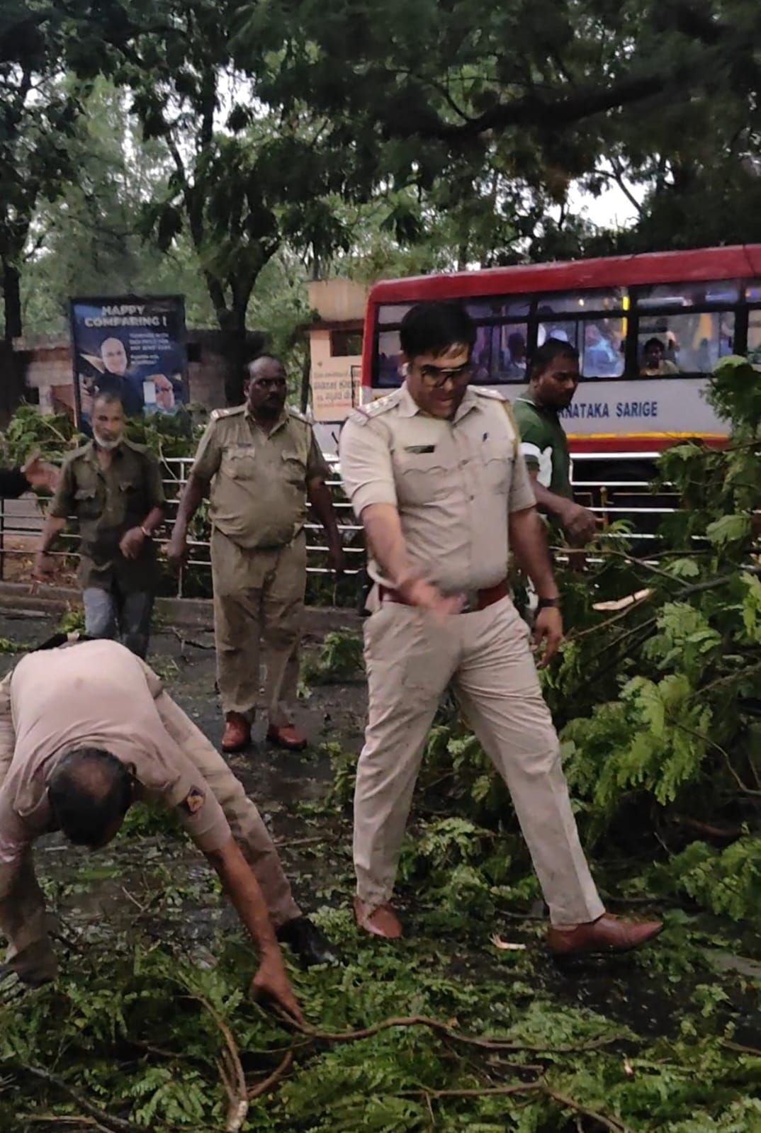 ಮುರಿದು ಬಿದ್ದ ಭಾರಿ ಮರದ ಕೊಂಬೆ…ತೆರುವಿಗೆ ಮುಂದಾದ ಇನ್ಸ್ಪೆಕ್ಟರ್ ಸಲೀಂ ಅಬ್ಬಾಸ್…