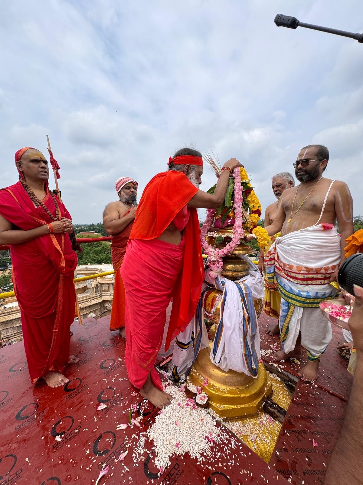 ದತ್ತ ವೆಂಕಟೇಶ್ವರನ ದೇವಾಲಯದಲ್ಲಿ ಕುಂಭಾಭಿಷೇಕ…ಸಹಸ್ರಾರು ಭಕ್ತರು ಭಾಗಿ…ಗಣಪತಿ ಶ್ರೀಗಳಿಂದ ಅಭಿಷೇಕ…