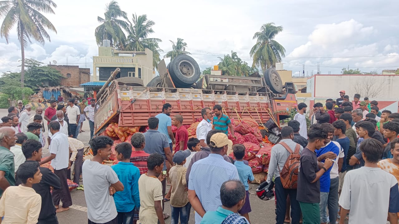 ತರಕಾರಿ ತುಂಬಿದ ಲಾರಿ ಪಲ್ಟಿ…ಚಾಲಕ ಪ್ರಾಣಾಪಾಯದಿಂದ ಪಾರು…