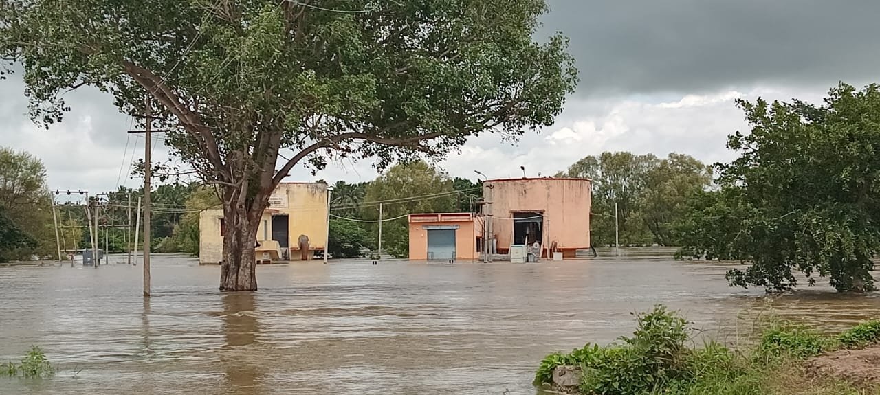 ಪ್ರವಾಹದ ನೀರಿಗೆ  ಪಂಪ್ ಹೌಸ್ ಜಲಾವೃತ… ಕುಡಿಯುವ ನೀರಿಗೆ ಸಂಕಷ್ಟ…