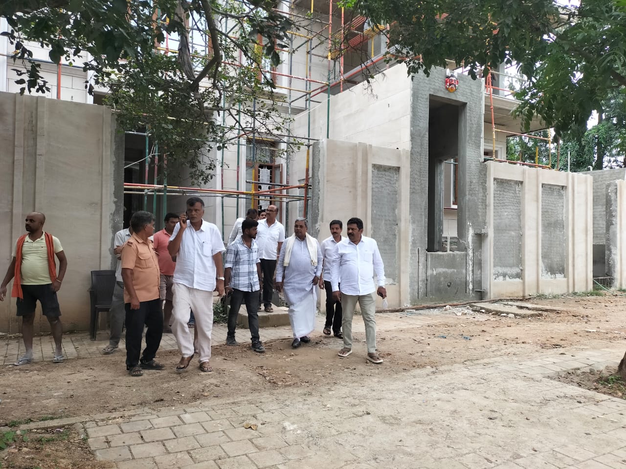 ಸಿಎಂ ರಾಜಿನಾಮೆಗೆ ಬಿಜೆಪಿ ಜೆಡಿಎಸ್ ಪಾದಯಾತ್ರೆ…ಮೈಸೂರಲ್ಲಿ ಸಿದ್ದರಾಮಯ್ಯ ಇನ್  ರಿಲ್ಯಾಕ್ಸ್ ಮೂಡ್…
