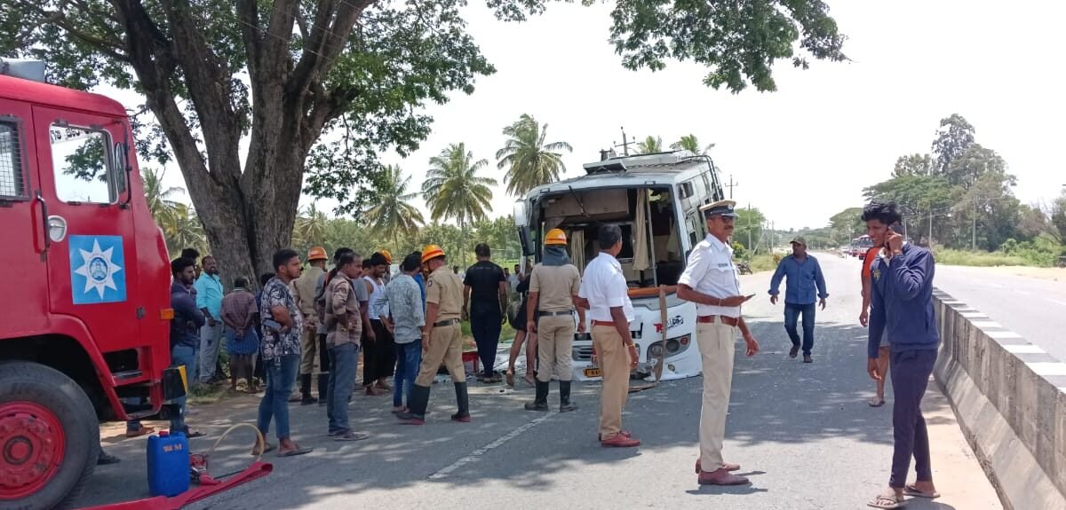 ರಸ್ತೆ ಡಿವೈಡರ್ ಗೆ ಖಾಸಗಿ ಮಿನಿ ಬಸ್ ಢಿಕ್ಕಿ…ಅಯ್ಯಪ್ಪಸ್ವಾಮಿ ಭಕ್ತರು ಪ್ರಾಣಾಪಾಯದಿಂದ ಪಾರು…