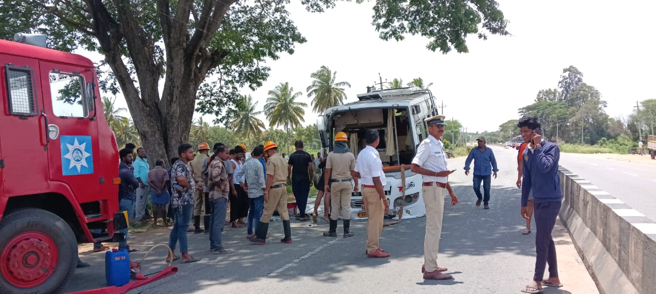 ರಸ್ತೆ ಡಿವೈಡರ್ ಗೆ ಖಾಸಗಿ ಮಿನಿ ಬಸ್ ಢಿಕ್ಕಿ…ಅಯ್ಯಪ್ಪಸ್ವಾಮಿ ಭಕ್ತರು ಪ್ರಾಣಾಪಾಯದಿಂದ ಪಾರು…