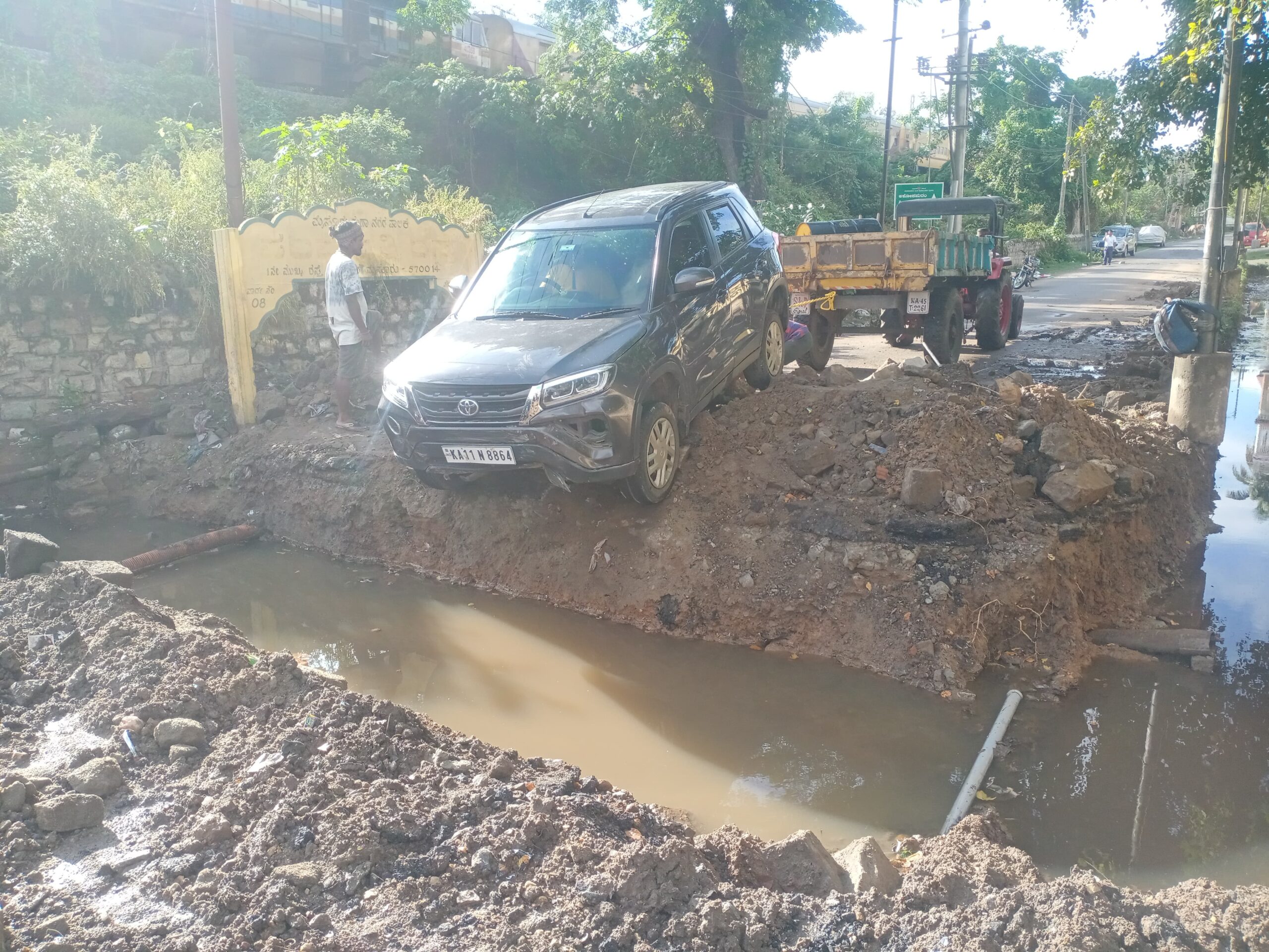 ಕಾಮಗಾರಿ ನಡೆಯುತ್ತಿದ್ದ ಹಳ್ಳಕ್ಕೆ ಬಿದ್ದ ಕಾರು…ಚಾಲಕ ಪ್ರಾಣಾಪಾಯದಿಂದ ಪಾರು…