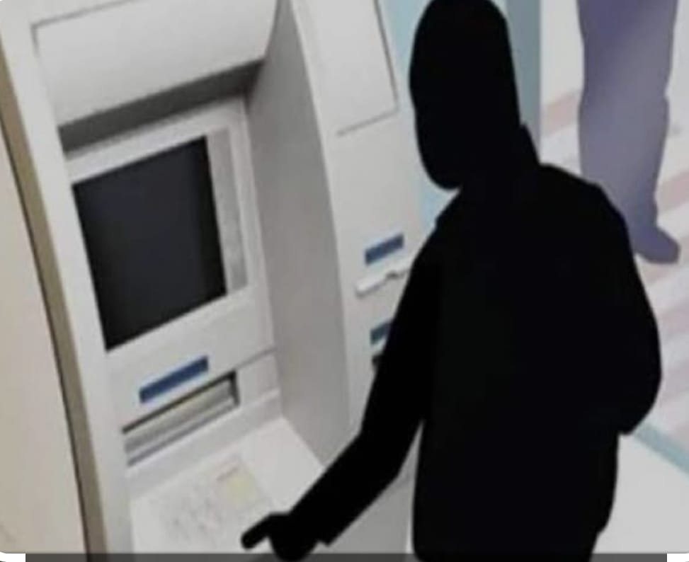 ATM ನಲ್ಲಿ ಕಳ್ಳರ ಕೈಚಳಕ…ವೃದ್ದರೊಬ್ಬರ ಗಮನ ಬೇರೆಡೆ ಸೆಳೆದು ಕಾರ್ಡ್ ಕದ್ದ ಖದೀಮರು…52,000 ಡ್ರಾ ಮಾಡಿ ಎಸ್ಕೇಪ್…ಹೈದರಾಬಾದ್ ನಲ್ಲಿ ಸಿಕ್ಕಿಬಿದ್ದ ಐನಾತಿಗಳು…