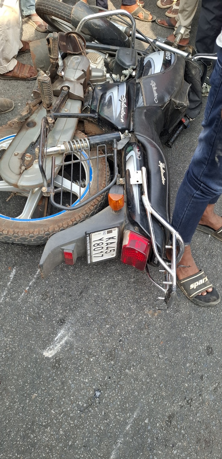 ಲಾರಿ ಬೈಕ್ ನಡುವೆ ಢಿಕ್ಕಿ…ಬೈಕ್ ಸವಾರ ಸಾವು…