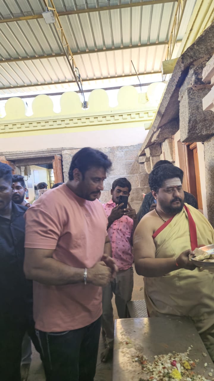 ಡೆವಿಲ್ ಸಿನಿಮಾ ಚಿತ್ರೀಕರಣ…ಚಾಲೆಂಜಿಂಗ್ ಸ್ಟಾರ್ ದರ್ಶನ್ ನಟನೆಯ ಚಿತ್ರ…ನಾಡದೇವಿ ದರುಶನ ಪಡೆದ ಡಚ್ಚು…