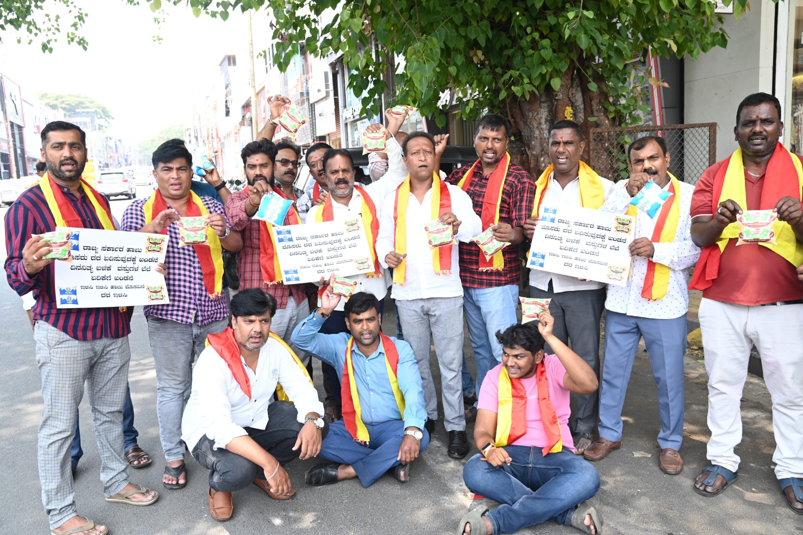 ಹಾಲು ಮೊಸರು ತಲೆ ಮೇಲೆ ಹೊತ್ತು ಪ್ರತಿಭಟನೆ…ಬೆಲೆ ಏರಿಕೆ ವಿರುದ್ದ ಆಕ್ರೋಷ…