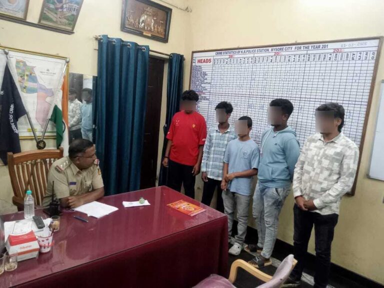 ಮಧ್ಯರಾತ್ರಿ ಹುಟ್ಟುಹಬ್ಬ ಆಚರಣೆ…ರಸ್ತೆಯಲ್ಲಿ ಕೇಕ್ ಕಟ್ ಮಾಡಿ ಪಟಾಕಿ ಸಿಡಿಸಿದ ಯುವಕರು ಪೊಲೀಸರ ವಶಕ್ಕೆ…