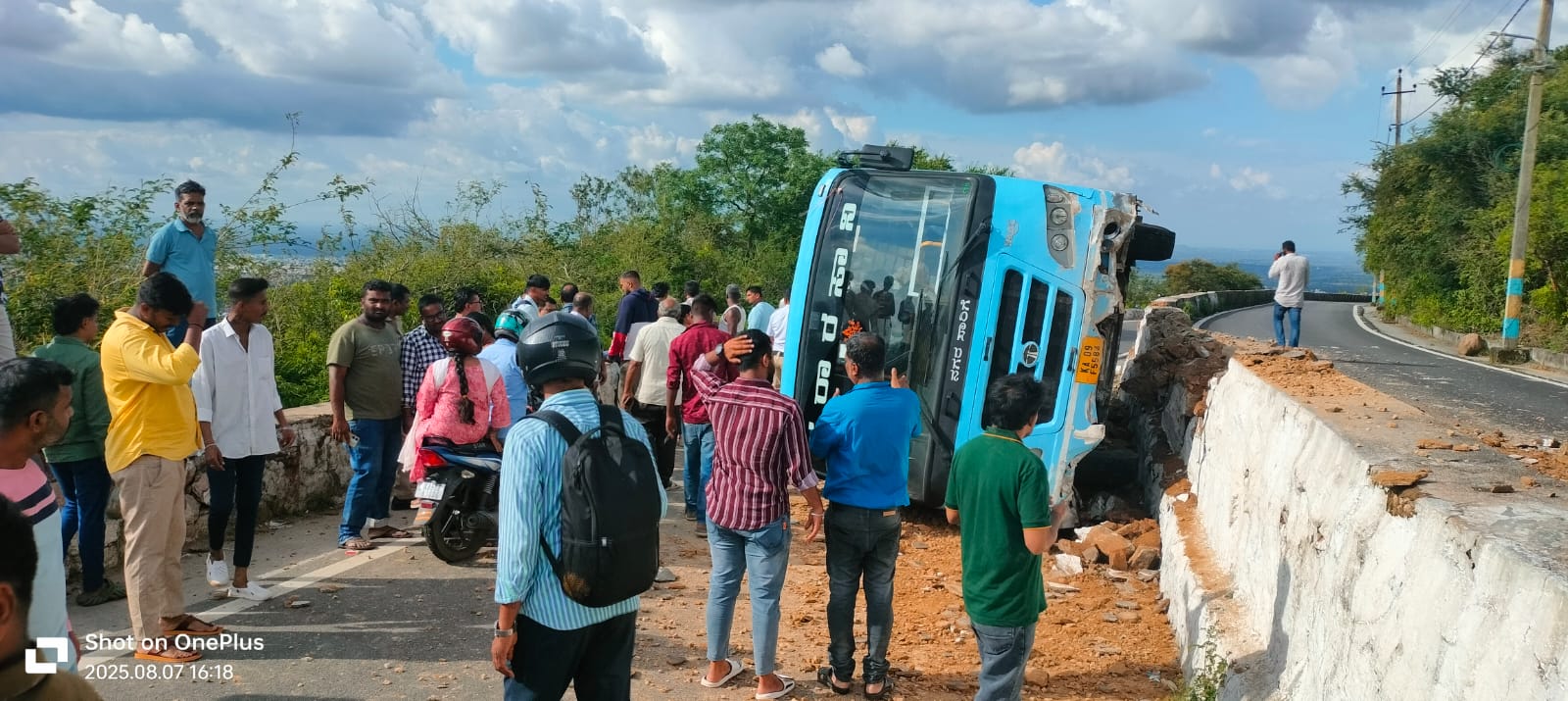 ತಡೆಗೋಡೆಗೆ ಢಿಕ್ಕಿ ಹೊಡೆದು ಉರುಳಿಬಿದ್ದ ಬಸ್…ಚಾಮುಂಡಿ ಬೆಟ್ಟದಲ್ಲಿ ಘಟನೆ…