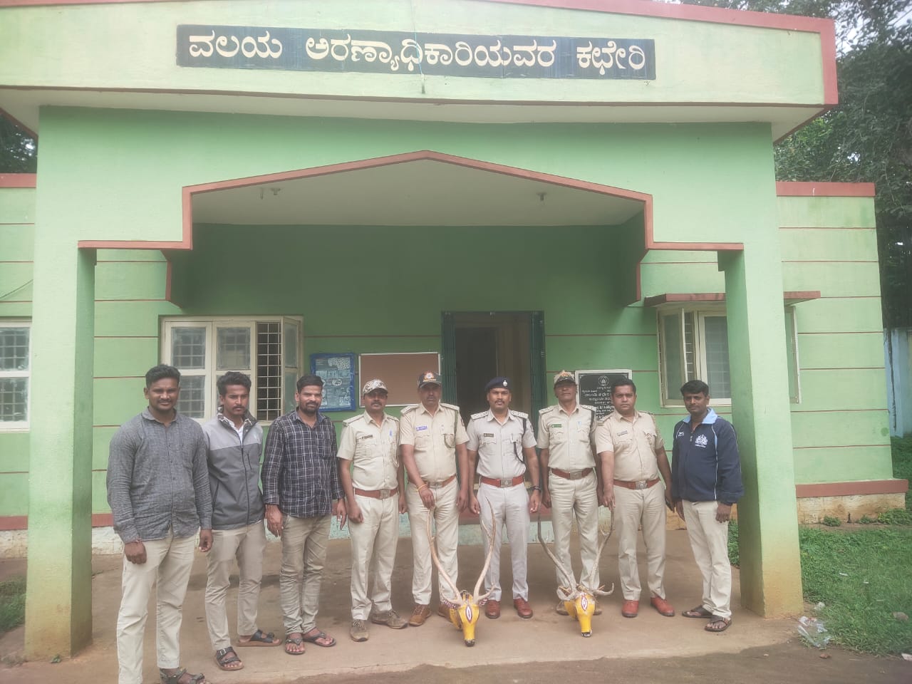 ಎಪಿಎಂಸಿ ಮಾಜಿ ಉಪಾಧ್ಯಕ್ಷನ ಮನೆಯಲ್ಲಿ ಎರಡು ಜಿಂಕೆ ಕೊಂಬು ಪತ್ತೆ…ವಶಕ್ಕೆ ಪಡೆದ ಅರಣ್ಯಾಧಿಕಾರಿಗಳು…