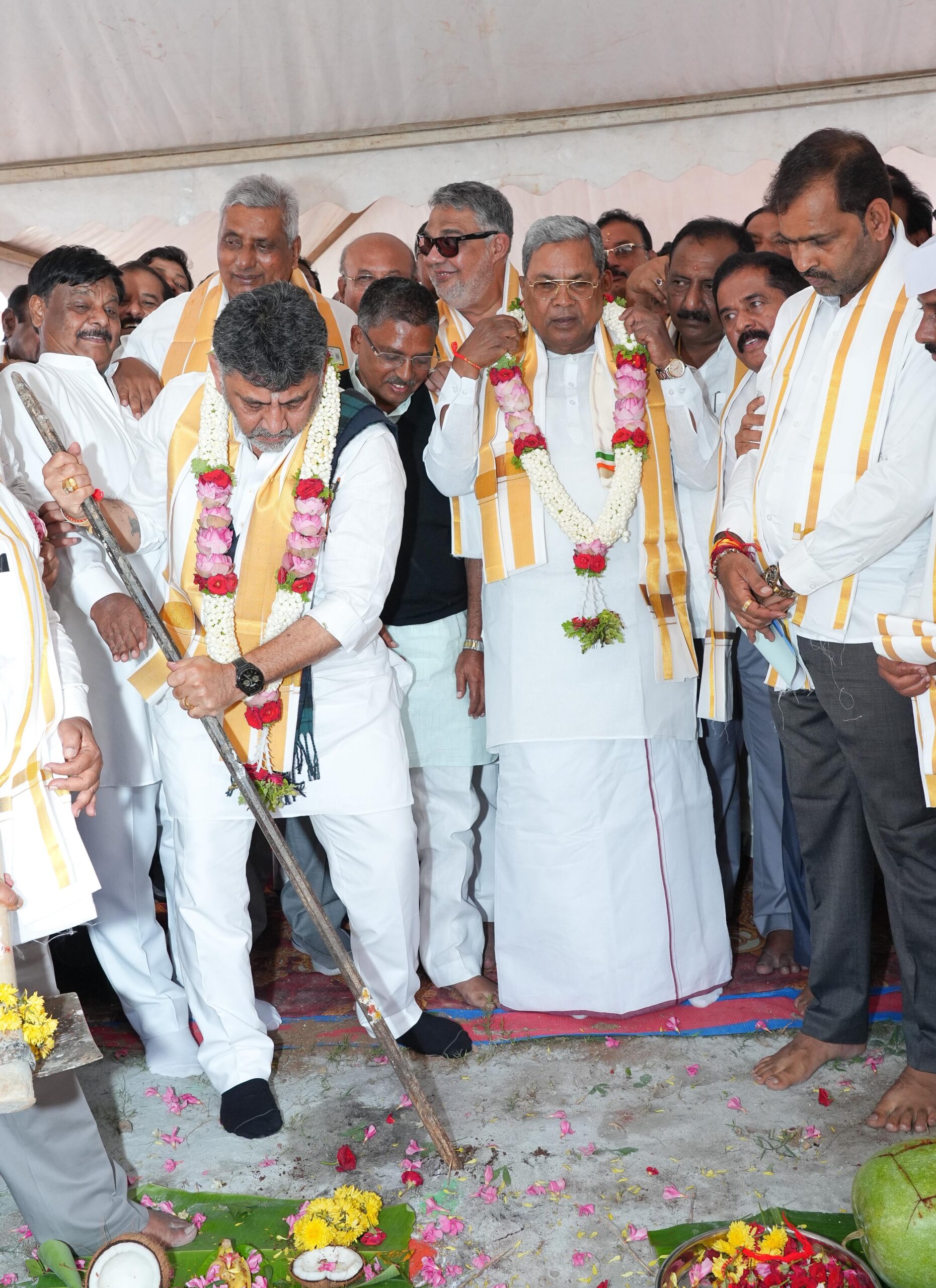 ಇಂದಿರಾಗಾಂಧಿ ಕಾಂಗ್ರೆಸ್ ಭವನಕ್ಕೆ ಶಂಕುಸ್ಥಾಪನೆ…ಸಿಎಂ,ಡಿಸಿಎಂ ರಿಂದ ಗುದ್ದಲಿಪೂಜೆ