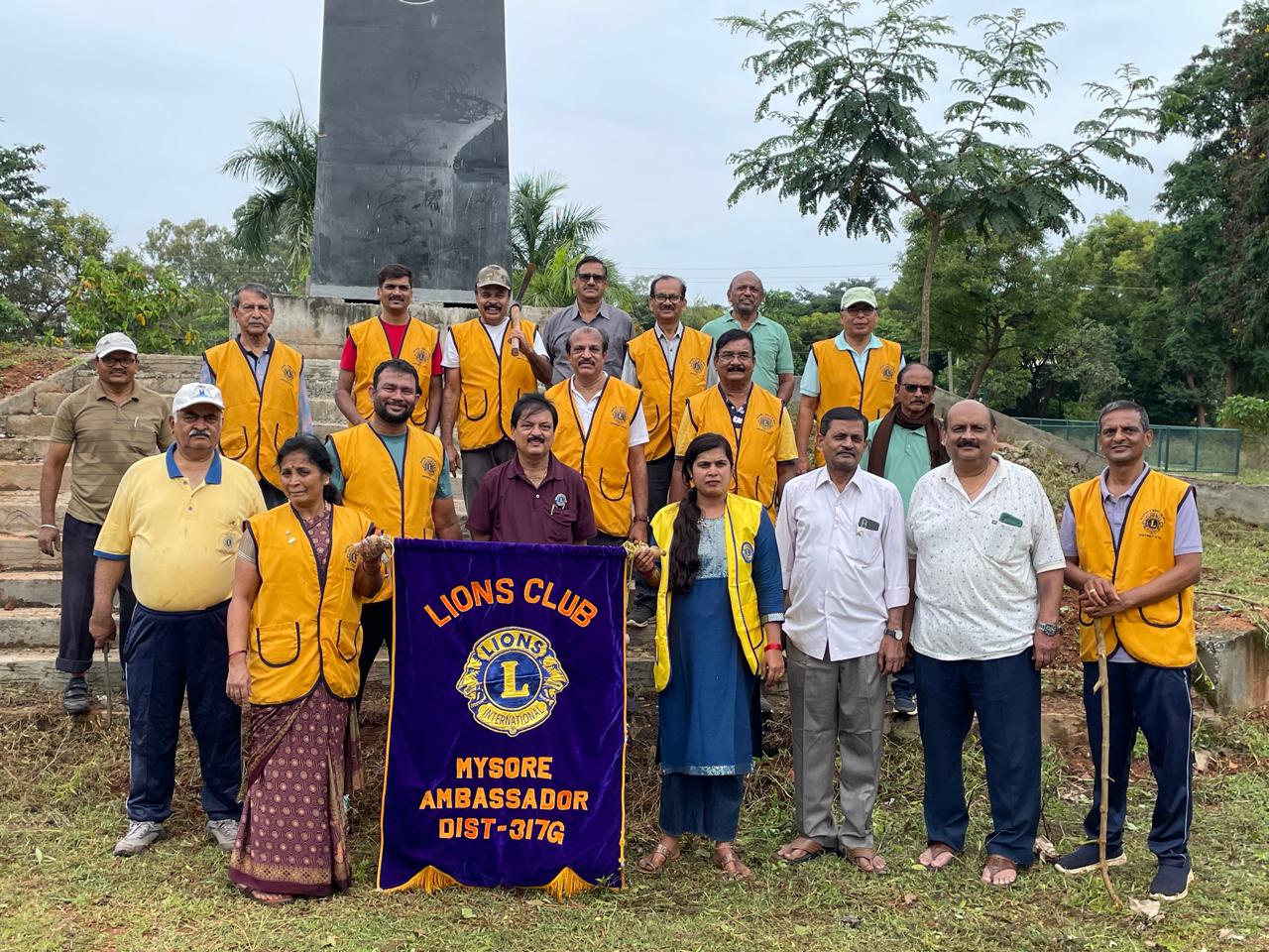 ಯುದ್ದ ಸ್ಮಾರಕ ಸ್ಥಂಭದ ಆವರಣ ಸ್ವಚ್ಛ…ಹಳೆ ಜಿಲ್ಲಾಧಿಕಾರಿಗಳ ಕಚೇರಿ ಬಳಿ ಶ್ರಮದಾನ…