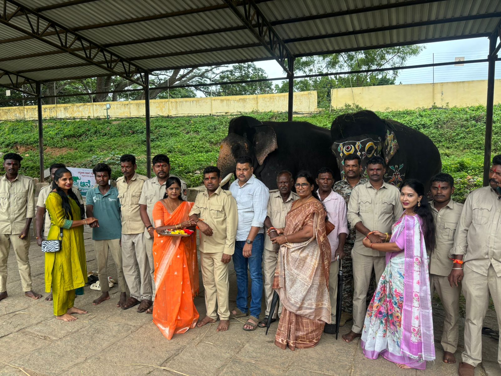 ಮಾವುತರು ಹಾಗೂ ಕವಾಡಿಗರೊಂದಿಗೆ ರಕ್ಷಾಬಂಧನ್ ಆಚರಣೆ…ರಾಖಿ ಕಟ್ಟಿ ಶುಭ ಹಾರೈಸಿದ ಮಹಿಳೆಯರು…