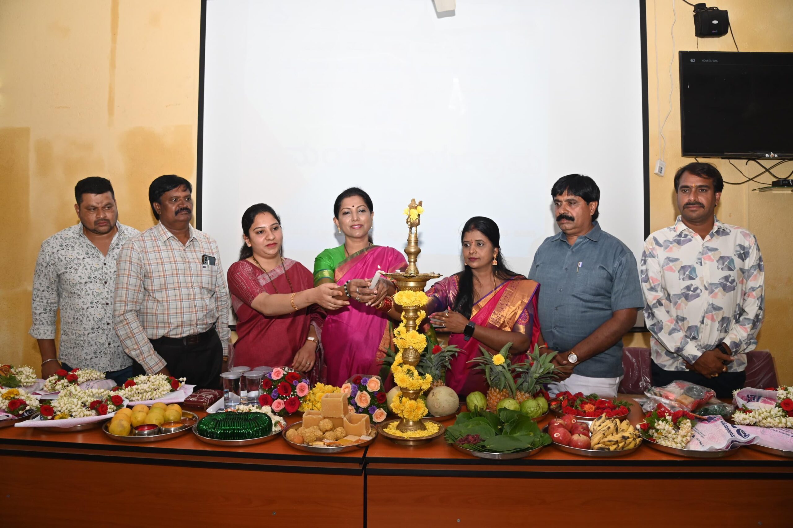 ಮಹಿಳಾ ಮತ್ತು ಮಕ್ಕಳ ಕಲ್ಯಾಣ ಇಲಾಖೆ ಕಚೇರಿಯಲ್ಲಿ ಸಾಮೂಹಿಕ ಸೀಮಂತ…50 ಕ್ಕೂ ಹೆಚ್ಚು ಮಹಿಳೆಯರಿಗೆ ಸೀಮಂತ…