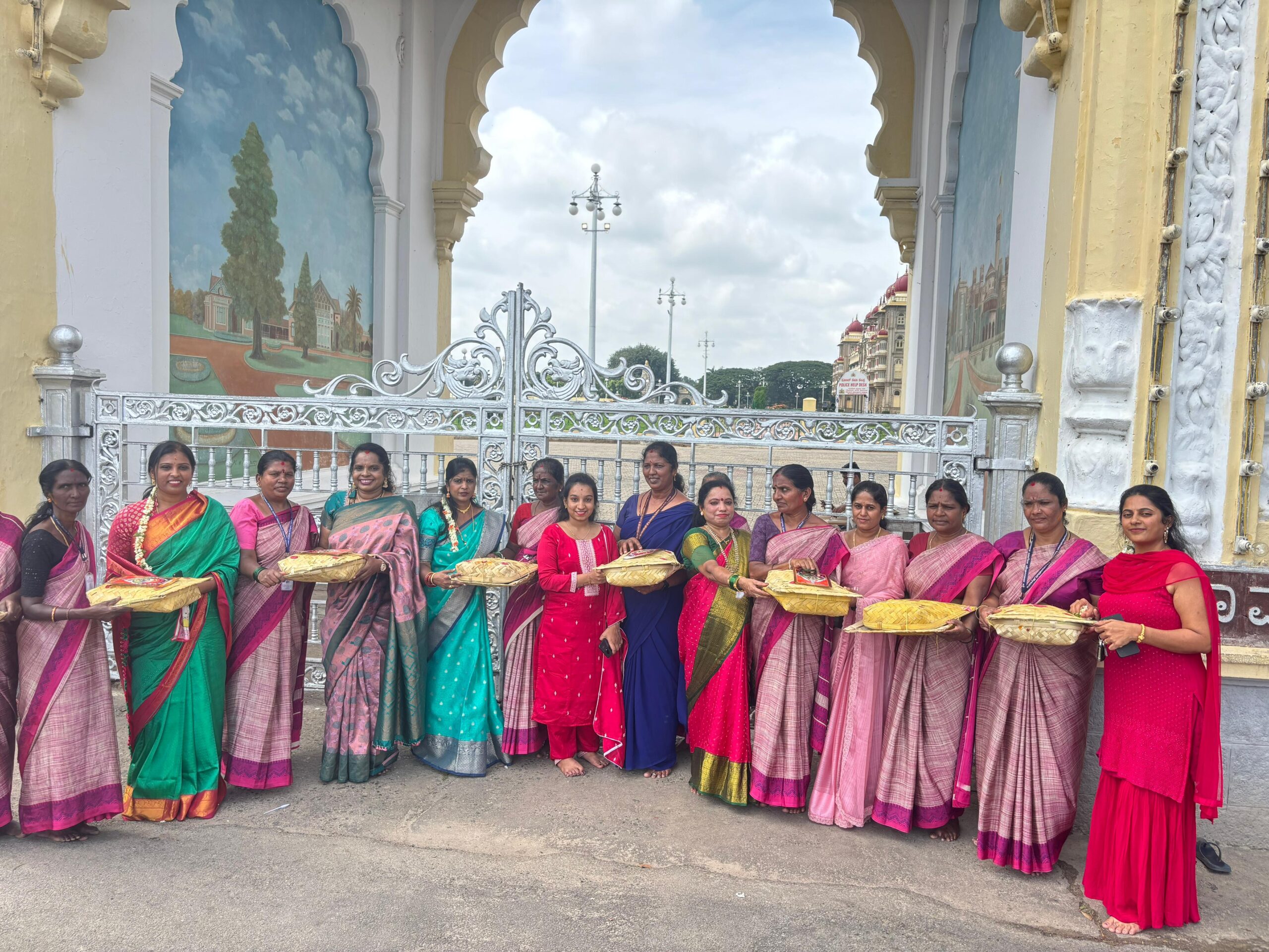 ಮಹಿಳಾ ಪೌರಕಾರ್ಮಿಕರಿಗೆ ಬಾಗಿನ…ಗೌರಿ ಗಣೇಶ ಹಬ್ಬದ ಅಂಗವಾಗಿ ಕಾರ್ಯಕ್ರಮ…